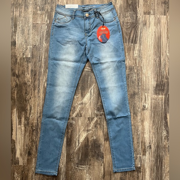 American Blue Jeans Women’s Better Butt Light Wash Skinny Leg NWT Various Sizes - Picture 4 of 10